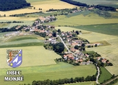 Letecký snímek obce Mokré se znakem obce